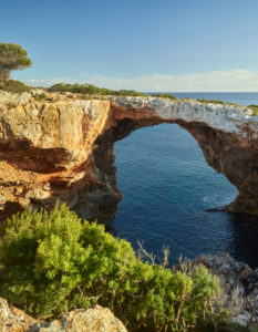 Felsbogen nahe Cala Varques, Mallorca, Balearen, Spanien Felsbogen nahe Cala Varques, Mallorca, Balearen, Spanien